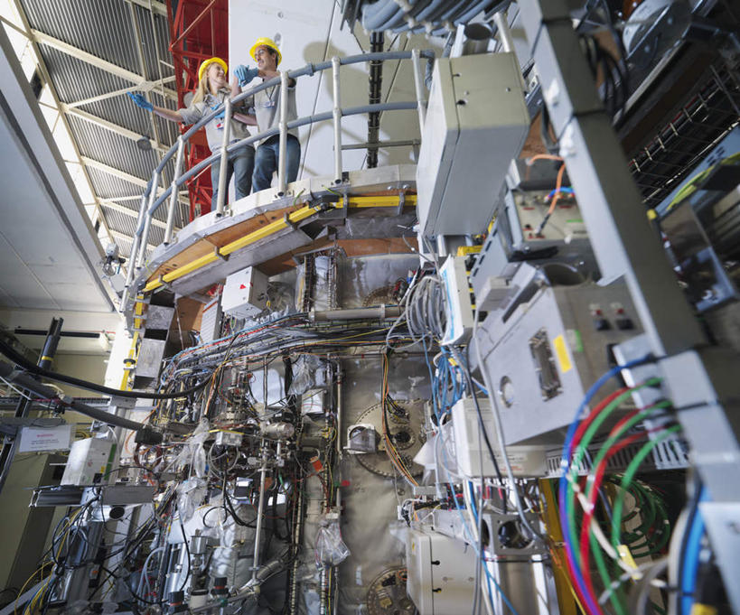 西方人,两个人,同事,科学家,栏杆,站,横图,室内,白天,仰视,工作服,制服,安全,成功,合作,团队,集体,信心,机器,摆设,楼梯,帽子,欧洲,欧洲人,阴影,电力,反射,电线,扶手,头盔,线,影子,阶梯,防护,电能,线路,注视,设备,队伍,护栏,台阶,蓝色,灰色,安全帽,手套,观察,看,靠,靠着,倚靠,站着,机械,发电厂,发电站,观看,电,保护,电源,电源线,核电站,核能,察看,领导,倚着,科研人员,成就,关注,保险,研究者,能量,装备,合伙,领袖,科学研究者,保全,周全,安稳,安定,防护手套,工作制服,设置,核电厂,平安,男人,男性,年轻男性,年轻女性,女人,女性,白种人,科学工作者,站立,彩图,低角度拍摄,全身,工作套服