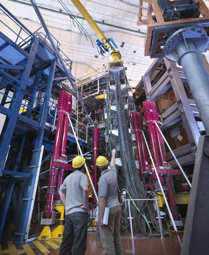 西方人,两个人,同事,科学家,站,举,竖图,室内,白天,仰视,工作服,制服,成功,合作,团队,集体,信心,技术,建筑,帽子,欧洲,欧洲人,握,阴影,反射,头盔,影子,支架,拿,拿着,注视,设备,队伍,架子,脚手架,吊车,施工,黄色,红色,蓝色,灰色,安全帽,建筑工地,交通工具,观察,看,托,站着,机械,起重机,发电厂,发电站,握着,观看,支撑,固定,工程,核电站,核能,察看,领导,科研人员,成就,关注,载具,研究者,合伙,领袖,科学研究者,地盘,建筑地盘,施工地盘,工作制服,工作车,施工车,汽车吊,核电厂,男人,男性,年轻男性,白种人,科学工作者,举起,举手,举着,抬头,向上举,向上伸,向上托,仰头,站立,半身,彩图,低角度拍摄,工作套服,工地,稳固