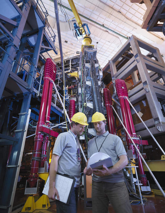 西方人,两个人,同事,科学家,站,竖图,室内,白天,仰视,工作服,制服,成功,合作,团队,集体,信心,技术,建筑,帽子,欧洲,欧洲人,握,阴影,反射,头盔,图纸,影子,支架,设计图,拿,拿着,注视,设备,队伍,架子,脚手架,吊车,施工,黄色,红色,蓝色,灰色,安全帽,建筑工地,交通工具,低头,观察,看,站着,机械,起重机,发电厂,发电站,握着,观看,支撑,固定,工程,核电站,核能,察看,领导,科研人员,成就,关注,载具,研究者,合伙,领袖,工程图,草图,蓝图,科学研究者,地盘,建筑地盘,施工地盘,工作制服,工作车,施工车,汽车吊,核电厂,男人,男性,年轻男性,白种人,科学工作者,设计,站立,半身,彩图,低角度拍摄,工作套服,工地,稳固