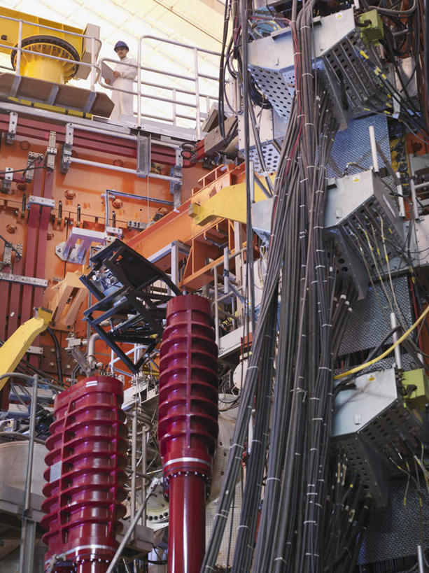 西方人,一个人,科学家,栏杆,站,竖图,室内,白天,仰视,工作服,制服,机器,摆设,欧洲,欧洲人,仅一个男性,仅一个人,阴影,电力,反射,电线,线,影子,围栏,电能,线路,注视,设备,护栏,仅一个年轻男性,低头,观察,看,站着,机械,发电厂,发电站,观看,电,电源,电源线,核电站,核能,察看,科研人员,关注,研究者,记录板,能量,装备,记事板,科学研究者,工作制服,设置,核电厂,男人,男性,年轻男性,白种人,科学工作者,站立,彩图,低角度拍摄,全身,工作套服