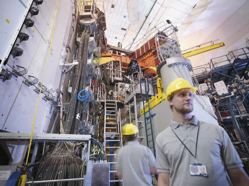 西方人,两个人,同事,科学家,栏杆,站,攀登,横图,室内,白天,仰视,工作服,制服,成功,合作,团队,集体,信心,机器,摆设,帽子,金属制品,欧洲,欧洲人,阴影,电力,反射,金属,电线,梯子,头盔,线,影子,阶梯,围栏,电能,线路,注视,设备,标识,吊牌,队伍,护栏,灰色,安全帽,胸牌,观察,看,站着,机械,爬,发电厂,发电站,观看,上升,电,电源,电源线,核电站,核能,察看,徽章,领导,科研人员,成就,关注,研究者,身份,能量,装备,合伙,领袖,胸章,胸卡,科学研究者,登高,编号牌,雕刻牌,工号牌,胸号牌,胸徽,员工牌,工作制服,设置,核电厂,男人,男性,年轻男性,白种人,科学工作者,攀爬,站立,半身,彩图,低角度拍摄,工作套服