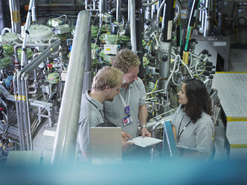 西方人,三个人,同事,科学家,栏杆,站,横图,俯视,室内,白天,工作服,制服,成功,合作,团队,集体,信心,机器,摆设,金属制品,欧洲,欧洲人,握,阴影,朦胧,模糊,电力,反射,金属,电线,管子,线,影子,围栏,电能,拿,线路,拿着,设备,标识,吊牌,管道,队伍,护栏,相视,灰色,胸牌,站着,面对面,机械,发电厂,发电站,握着,对视,电,电源,电源线,核电站,核能,徽章,领导,互视,科研人员,成就,相对,研究者,身份,记录板,能量,装备,合伙,领袖,记事板,胸章,胸卡,科学研究者,相看,编号牌,雕刻牌,工号牌,胸号牌,胸徽,员工牌,工作制服,设置,核电厂,男人,男性,年轻男性,年轻女性,女人,女性,白种人,科学工作者,站立,半身,彩图,高角度拍摄,工作套服