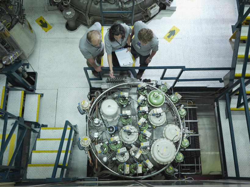 西方人,三个人,同事,科学家,栏杆,站,横图,俯视,室内,白天,工作服,制服,成功,合作,团队,集体,信心,机器,摆设,楼梯,欧洲,欧洲人,一排,握,指,阴影,整齐,反射,扶手,影子,阶梯,拿,拿着,注视,指点,设备,队伍,护栏,台阶,排列,灰色,观察,看,站着,机械,发电厂,发电站,握着,观看,核电站,核反应堆,核能,察看,领导,指向,科研人员,成就,队列,关注,研究者,记录板,装置,装备,合伙,领袖,记事板,科学研究者,工作制服,设置,核电厂,反应堆,原子反应堆,男人,男性,年轻男性,年轻女性,女人,女性,白种人,科学工作者,站立,彩图,高角度拍摄,全身,工作套服