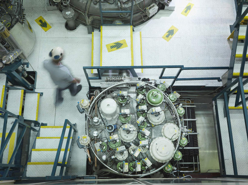 西方人,一个人,科学家,栏杆,走,横图,俯视,室内,白天,制服,机器,摆设,楼梯,帽子,欧洲,欧洲人,仅一个男性,仅一个人,阴影,朦胧,模糊,反射,扶手,头盔,影子,阶梯,注视,设备,护栏,台阶,仅一个年轻男性,灰色,安全帽,观察,看,机械,发电厂,发电站,观看,核电站,核反应堆,核能,察看,科研人员,关注,研究者,装置,装备,科学研究者,工作制服,设置,核电厂,反应堆,原子反应堆,男人,男性,年轻男性,白种人,科学工作者,步行,散步,走路,彩图,高角度拍摄,全身,工作套服