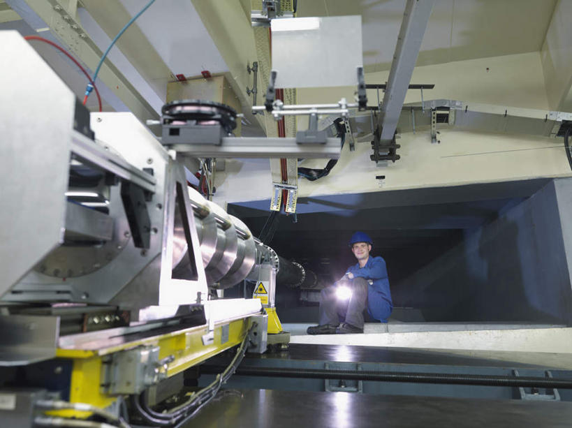 西方人,一个人,科学家,坐,横图,室内,白天,仰视,工作服,制服,机器,摆设,帽子,照明,欧洲,欧洲人,仅一个男性,仅一个人,阴影,光线,头盔,影子,墙,灯光,注视,设备,墙壁,墙面,灯,仅一个年轻男性,蓝色,安全帽,观察,看,机械,发电厂,发电站,观看,照亮,核电站,核能,察看,科研人员,照明设备,关注,研究者,手电筒,装备,电筒,手电,科学研究者,工作制服,设置,核电厂,男人,男性,年轻男性,白种人,科学工作者,坐着,彩图,低角度拍摄,全身,工作套服