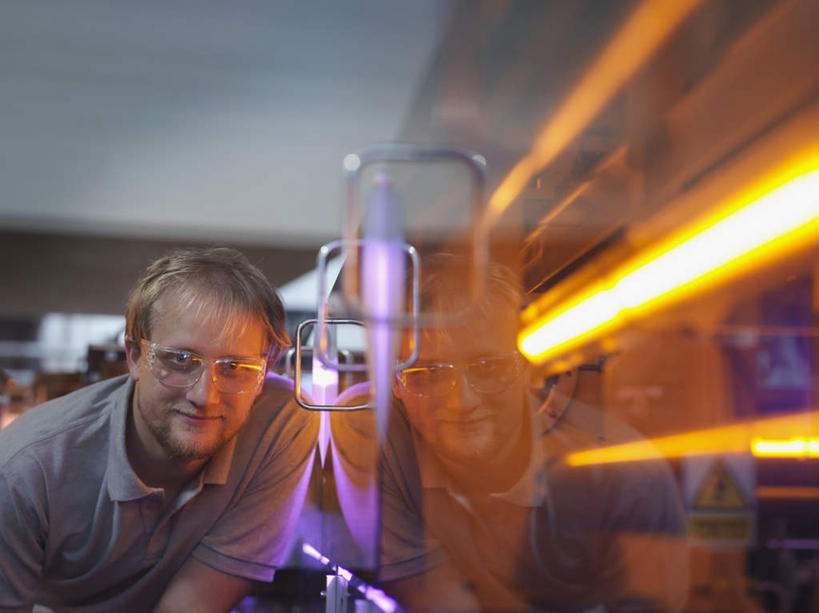 西方人,一个人,科学家,站,笑,微笑,露齿笑,横图,室内,白天,正面,工作服,制服,安全,激光,照明,欧洲,欧洲人,仅一个男性,仅一个人,弯腰,阴影,辐射,光线,眼镜,影子,灯光,防护,注视,灯,仅一个年轻男性,黄色,紫色,灰色,灯具,观察,看,站着,发电厂,发电站,观看,护目镜,保护,聚光灯,照亮,核电站,核能,察看,科研人员,照明设备,关注,保险,研究者,镭射,科学研究者,保全,周全,安稳,安定,弯身,安全防护眼镜,工作制服,核电厂,平安,男人,男性,年轻男性,白种人,科学工作者,站立,半身,彩图,工作套服,莱塞,防护眼镜