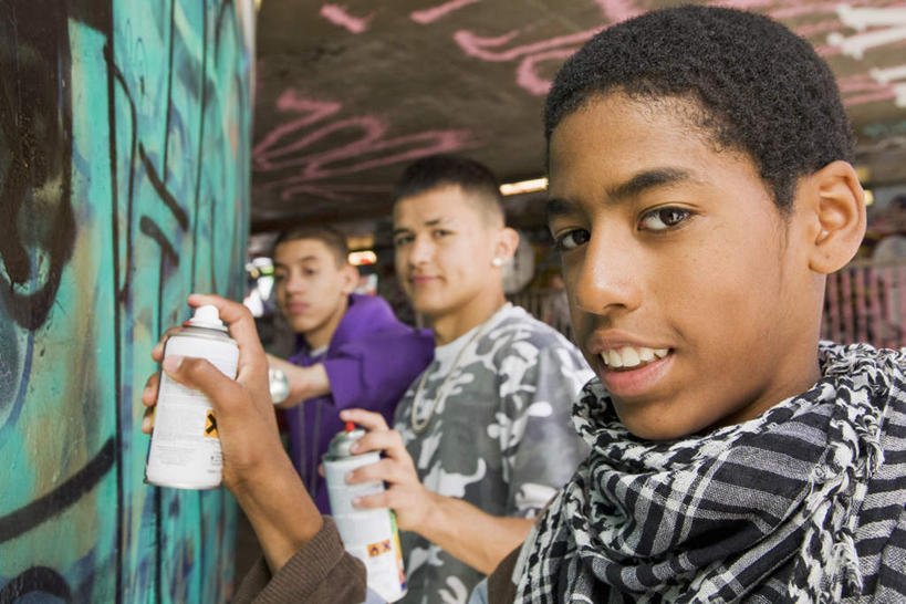 西方人,儿童,三个人,伙伴,朋友,站,笑,微笑,露齿笑,横图,室外,白天,侧面,抽象,绘画,友谊,纯洁,欧洲,非洲,黑人,欧洲人,喷,握,阴影,服装,艺术,光线,彩绘,图案,影子,墙,艺术品,古典,拿,拿着,注视,休闲装,文化,墙壁,墙面,小孩,衣服,阳光,瓶子,塑料制品,工艺品,观察,看,品味,站着,休闲,概念,休闲服,塑料瓶,可爱,童年,童趣,握着,服饰,观看,喷漆,美术,察看,高雅,关注,童真,烂漫,无邪,美学,图文,天真,友情,男孩,男人,男性,年轻男性,白种人,非洲人,孩子,站立,半身,彩图,涂鸦,男生