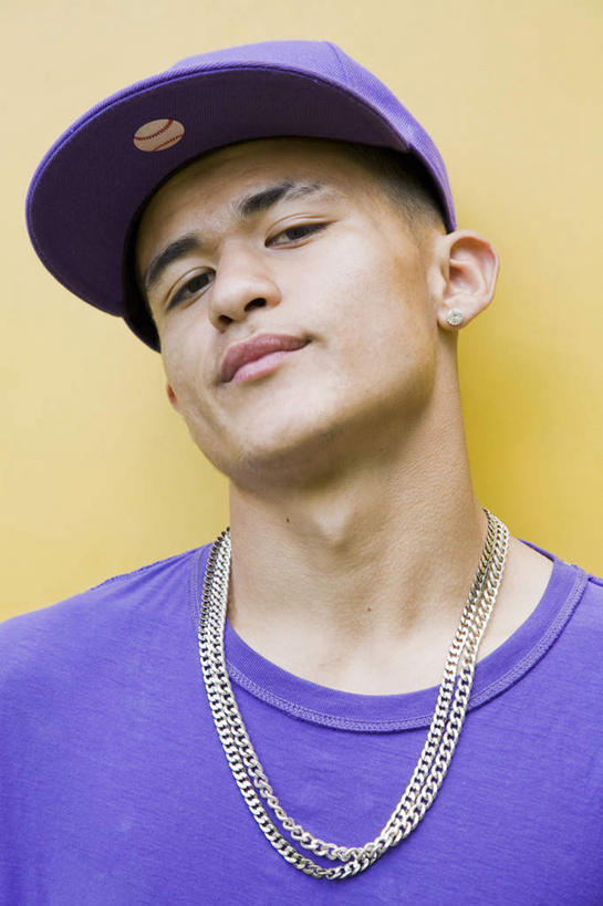 西方人,脸,头,脸颊,一个人,站,竖图,室内,特写,白天,正面,帽子,项链,欧洲,欧洲人,仅一个男性,仅一个人,一根,橙色背景,服装,棒球帽,注视,休闲装,肩膀,装饰品,仅一个年轻男性,衣服,紫色,饰品,首饰,观察,看,站着,休闲,休闲服,摄影,服饰,影棚,观看,察看,关注,一顶,男人,男性,年轻男性,白种人,头部,脸部,脸蛋,面部,抬头,仰头,站立,半身,彩图,影棚拍摄,拍摄