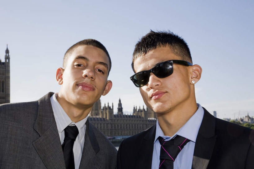 西方人,脸,头,脸颊,头发,两个人,同事,商务人士,商务男性,家,站,笑,微笑,横图,室外,特写,白天,正面,衬衫,旅游,度假,成功,合作,团队,集体,信心,美景,别墅,城市风光,标志建筑,城市,地标,建筑,欧洲,欧洲人,一副,阴影,套装,光线,墨镜,眼镜,影子,房屋,屋子,景观,公寓,领带,注视,娱乐,耳钉,建设,队伍,洋房,楼房,肩膀,住宅,装饰品,蓝色,黑色,蓝天,天空,阳光,饰品,首饰,太阳镜,太阳眼镜,天,观察,看,站着,享受,休闲,遮阳镜,景色,放松,晴朗,观看,察看,领导,象征,庄重,成就,关注,商务装,身份,合伙,领袖,工薪阶层,万里无云,正式,地位,耳饰,男人,男性,年轻男性,白种人,头部,直发,脸部,脸蛋,面部,白领,上班族,晴空,晴空万里,站立,半身,彩图,衬衣,房子,短发