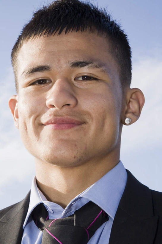 西方人,脸,头,脸颊,头发,一个人,商务人士,商务男性,站,笑,微笑,竖图,室外,特写,白天,仰视,衬衫,欧洲,欧洲人,仅一个男性,仅一个人,阴影,套装,光线,影子,云,云朵,领带,云彩,注视,耳钉,肩膀,装饰品,仅一个年轻男性,蓝色,黑色,白云,蓝天,天空,阳光,饰品,首饰,天,观察,看,站着,晴朗,观看,察看,象征,庄重,关注,商务装,身份,工薪阶层,正式,地位,耳饰,男人,男性,年轻男性,白种人,头部,直发,脸部,脸蛋,面部,白领,上班族,晴空,站立,半身,彩图,低角度拍摄,衬衣,短发