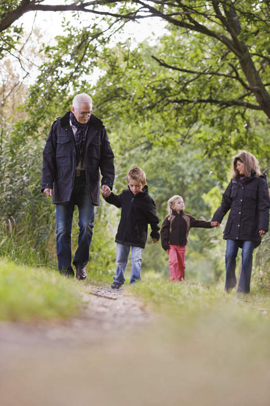 西方人,儿童,老年人,四个人,家庭,母亲,女儿,儿子,祖父,站,握手,竖图,室外,白天,仰视,纯洁,草地,草坪,美景,树林,植物,道路,路,欧洲,欧洲人,阴影,服装,装饰,光线,影子,景观,小路,交通,注视,休闲装,草,树,树木,小孩,衣服,绿色,黑色,阳光,自然,围巾,看,站着,休闲,温暖,温馨,母女,母子,一家人,休闲服,景色,可爱,母爱,童年,童趣,服饰,乡间小路,生长,爷爷,成长,围脖,祖孙,保暖,华丽,点缀,和睦,御寒,关注,自然风光,童真,烂漫,无邪,外孙女,外公,外祖父,外孙,外孙子,衬托,美观,雅致,雅观,天真,老年男性,男孩,男人,男性,女孩,女人,女性,中年女性,白种人,孩子,孙女,孙子,搀手,拉手,手搀手,手拉手,手牵手,手握手,抬头,仰头,站立,彩图,低角度拍摄,全身,融洽,男生,女生