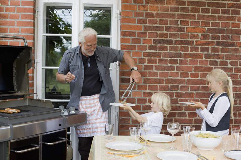 儿童,老年人,三个人,家庭,祖母,站,举,捧,横图,室外,白天,正面,烧烤,纯洁,餐桌,窗户,桌子,杯子,餐具,握,阴影,服装,光线,碟子,高脚杯,盘,影子,陶瓷,墙,烤架,陶瓷制品,红酒杯,烤肉,拿,拿着,注视,休闲装,玻璃窗,墙壁,墙面,玻璃制品,小孩,衣服,白色,灰色,阳光,盘子,夹子,酒杯,容器,碟,碗,低头,观察,看,托,站着,休闲,温暖,温馨,一家人,休闲服,铁架,可爱,童年,童趣,握着,服饰,奶奶,餐台,观看,祖孙,储藏,和睦,察看,葡萄酒杯,储存,关注,童真,烂漫,无邪,外婆,外祖母,外孙,外孙子,食品夹,食物夹,面包夹,意粉夹,天真,老年女性,男孩,女人,女性,孩子,孙子,玻璃杯,端,端着,举起,举手,举着,捧着,手捧,向上举,向上伸,向上托,站立,半身,彩图,融洽,贮存,男生