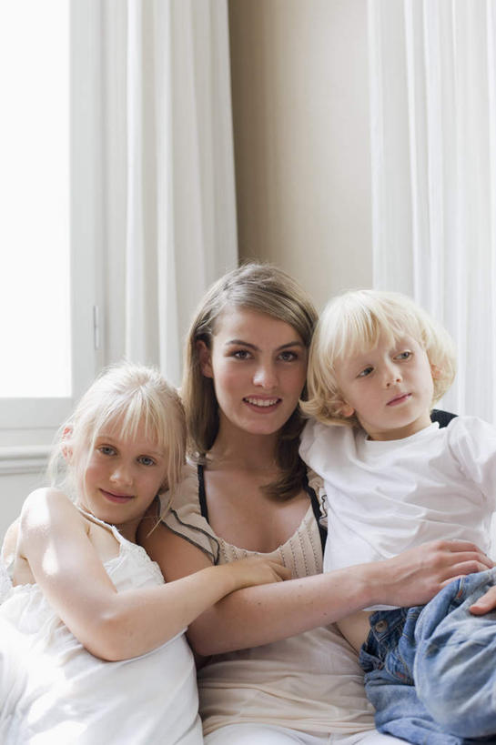 西方人,儿童,三个人,家庭,坐,抱,笑,微笑,露齿笑,竖图,室内,白天,正面,纯洁,窗户,窗帘,欧洲,欧洲人,握,阴影,服装,装饰,反射,影子,拿,拿着,注视,休闲装,玻璃窗,小孩,衣服,白色,帘子,观察,看,休闲,温暖,温馨,一家人,休闲服,遮阳,可爱,童年,童趣,握着,服饰,抱着,观看,华丽,修饰,点缀,和睦,察看,搂着,关注,童真,烂漫,无邪,衬托,美观,雅致,雅观,天真,男孩,男人,男性,年轻女性,女孩,女人,女性,白种人,孩子,怀抱,搂,搂抱,相抱,拥抱,坐着,半身,彩图,融洽,男生,女生