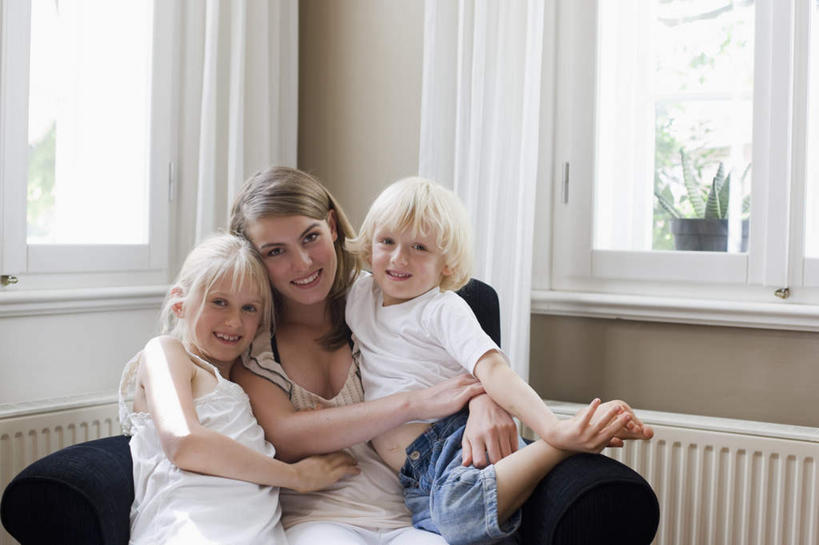 西方人,儿童,三个人,家庭,坐,抱,笑,微笑,露齿笑,横图,室内,白天,正面,纯洁,窗户,窗帘,沙发,欧洲,欧洲人,握,阴影,服装,装饰,反射,影子,拿,拿着,抬腿,注视,休闲装,玻璃窗,小孩,衣服,白色,帘子,观察,看,休闲,温暖,温馨,一家人,休闲服,遮阳,可爱,童年,童趣,握着,服饰,抱着,观看,华丽,修饰,点缀,和睦,察看,搂着,关注,布艺沙发,童真,烂漫,无邪,衬托,美观,雅致,雅观,天真,男孩,男人,男性,年轻女性,女孩,女人,女性,白种人,孩子,怀抱,搂,搂抱,相抱,拥抱,坐着,半身,彩图,融洽,男生,女生