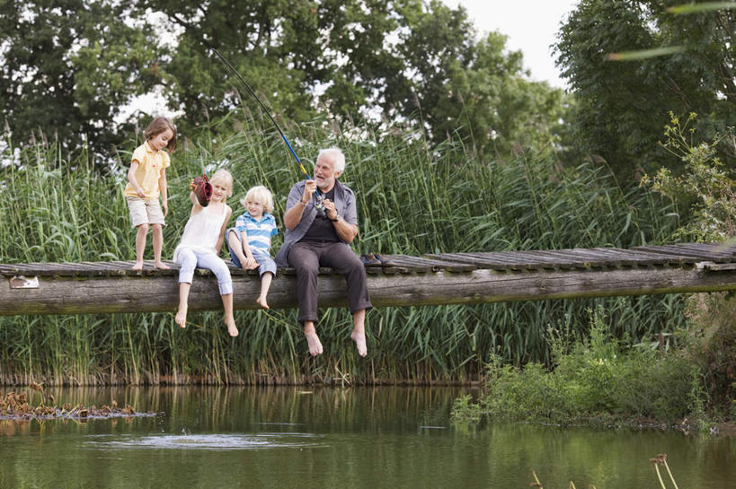 西方人,儿童,老年人,四个人,家庭,祖父,站,坐,笑,微笑,露齿笑,横图,室外,白天,正面,纯洁,河流,树林,水,植物,钓鱼竿,欧洲,欧洲人,阴影,服装,光线,木板,影子,河水,水流,桥,木桥,注视,休闲装,栈桥,树,树木,小孩,衣服,黄色,蓝色,绿色,白色,黑色,阳光,自然,观察,看,站着,休闲,温暖,温馨,一家人,休闲服,可爱,童年,童趣,服饰,生长,爷爷,成长,观看,祖孙,人行桥,木板桥,渔具,和睦,察看,关注,童真,烂漫,无邪,外孙女,外公,外祖父,外孙,外孙子,天真,老年男性,男孩,男人,男性,女孩,女人,女性,白种人,孩子,孙女,孙子,钓竿,鱼竿,站立,坐着,彩图,全身,钓鱼,融洽,男生,女生