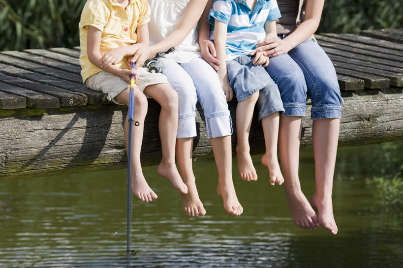 西方人,儿童,四个人,家庭,坐,横图,室外,白天,正面,纯洁,河流,树林,水,植物,钓鱼竿,欧洲,欧洲人,阴影,服装,光线,木板,影子,河水,水流,桥,木桥,休闲装,栈桥,树,树木,小孩,衣服,黄色,蓝色,绿色,白色,阳光,自然,休闲,温暖,温馨,一家人,休闲服,可爱,童年,童趣,服饰,生长,成长,人行桥,木板桥,渔具,和睦,童真,烂漫,无邪,天真,男孩,男人,男性,年轻女性,女孩,女人,女性,白种人,孩子,钓竿,鱼竿,坐着,半身,彩图,钓鱼,融洽,男生,女生