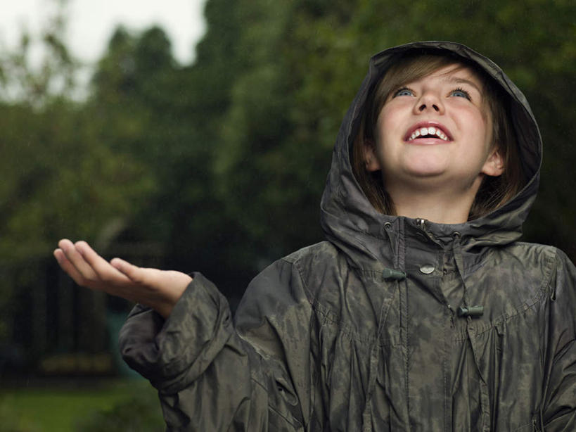 西方人,儿童,一个人,站,举,笑,微笑,露齿笑,横图,室外,白天,正面,纯洁,树林,植物,欧洲,欧洲人,仅一个女性,仅一个人,握,阴影,朦胧,模糊,光线,影子,拿,拿着,注视,树,树木,小孩,绿色,黑色,阳光,自然,观察,看,托,站着,仅一个小孩,可爱,童年,童趣,握着,生长,成长,观看,保暖,细雨,察看,防寒,御寒,关注,雨衣,童真,透气,烂漫,无邪,防水,冲锋服,冲锋衣,防潮,户外用品,天真,女孩,女人,女性,白种人,孩子,小雨,举起,举手,举着,抬头,向上举,向上伸,向上托,仰头,站立,半身,彩图,女生