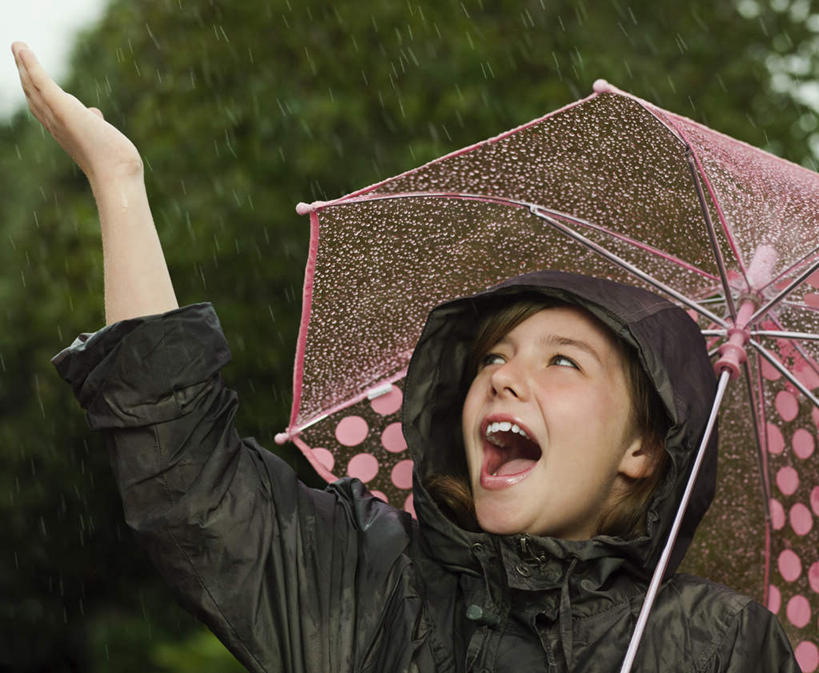 西方人,儿童,一个人,站,举,笑,微笑,露齿笑,横图,室外,白天,正面,纯洁,树林,植物,欧洲,欧洲人,仅一个女性,仅一个人,一把,握,阴影,朦胧,模糊,光线,伞,影子,雨伞,拿,拿着,注视,阳伞,树,树木,小孩,粉色,绿色,黑色,阳光,自然,看,托,站着,张嘴,仅一个小孩,可爱,童年,童趣,握着,生长,成长,保暖,细雨,防寒,御寒,关注,雨衣,张大嘴巴,童真,透气,烂漫,无邪,防水,冲锋服,冲锋衣,防潮,户外用品,天真,女孩,女人,女性,白种人,孩子,小雨,张开嘴,举起,举手,举着,抬头,向上举,向上伸,向上托,仰头,站立,半身,彩图,女生