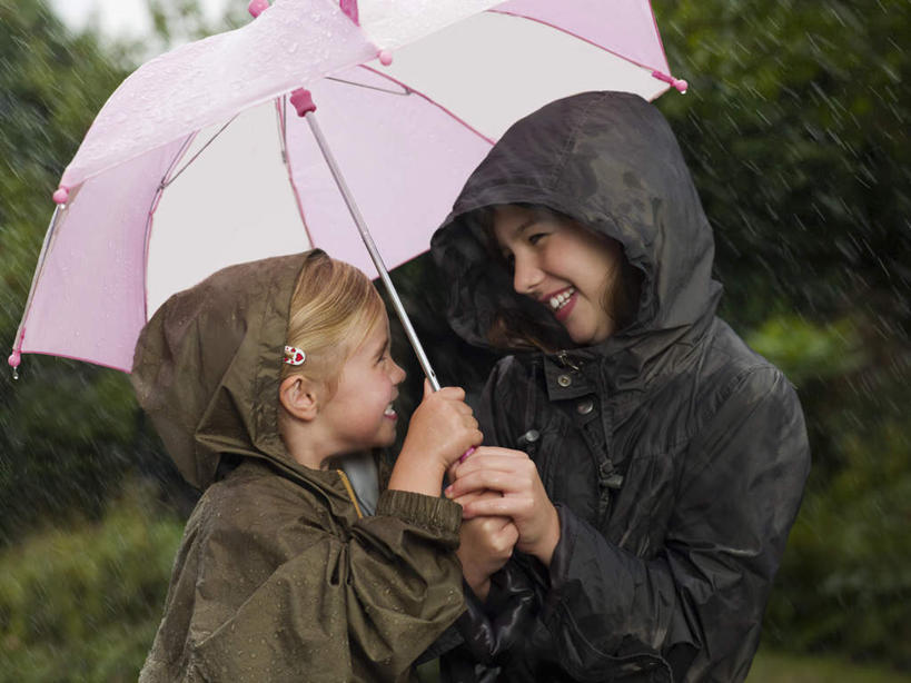 西方人,儿童,两个人,家庭,站,笑,微笑,露齿笑,横图,室外,白天,正面,纯洁,树林,植物,欧洲,欧洲人,一把,握,阴影,朦胧,模糊,光线,伞,影子,雨伞,拿,拿着,阳伞,相视,树,树木,小孩,粉色,绿色,黑色,阳光,自然,站着,温暖,温馨,一家人,面对面,可爱,童年,童趣,握着,生长,成长,对视,保暖,细雨,和睦,互视,防寒,御寒,雨衣,相对,童真,透气,烂漫,无邪,防水,相看,冲锋服,冲锋衣,防潮,户外用品,天真,女孩,女人,女性,白种人,孩子,小雨,站立,半身,彩图,融洽,女生