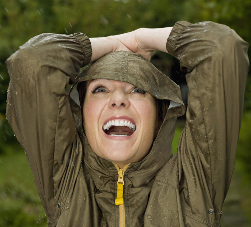 西方人,一个人,站,举,笑,微笑,露齿笑,横图,室外,白天,正面,树林,水,植物,欧洲,欧洲人,仅一个女性,仅一个人,抱头,飞溅,朦胧,模糊,溅,液体,水滴,注视,水珠,树,树木,绿色,自然,观察,看,托,站着,张嘴,仅一个中年女性,生长,成长,观看,保暖,细雨,察看,双手抱头,防寒,御寒,关注,喷洒,雨衣,张大嘴巴,透气,防水,捧首,捧头,冲锋服,冲锋衣,防潮,户外用品,女人,女性,中年女性,白种人,小雨,张开嘴,举起,举手,举着,向上举,向上伸,向上托,站立,半身,彩图