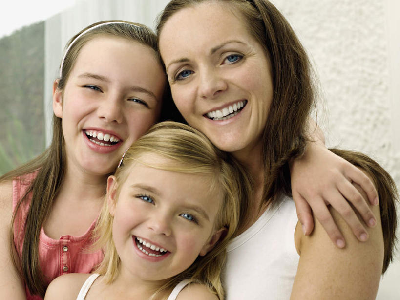 西方人,儿童,中年人,脸,头,脸颊,头发,三个人,家庭,母亲,女儿,抱,笑,微笑,露齿笑,横图,室内,特写,白天,正面,纯洁,窗户,欧洲,欧洲人,阴影,服装,反射,影子,墙,棕色,注视,休闲装,肩膀,玻璃窗,墙壁,墙面,小孩,衣服,粉色,白色,观察,看,休闲,温暖,温馨,母女,一家人,休闲服,金色,可爱,母爱,童年,童趣,服饰,抱着,观看,和睦,察看,搂着,关注,童真,烂漫,无邪,天真,女孩,女人,女性,中年女性,白种人,孩子,头部,长发,直发,脸部,脸蛋,面部,怀抱,搂,搂抱,相抱,拥抱,半身,彩图,融洽,女生