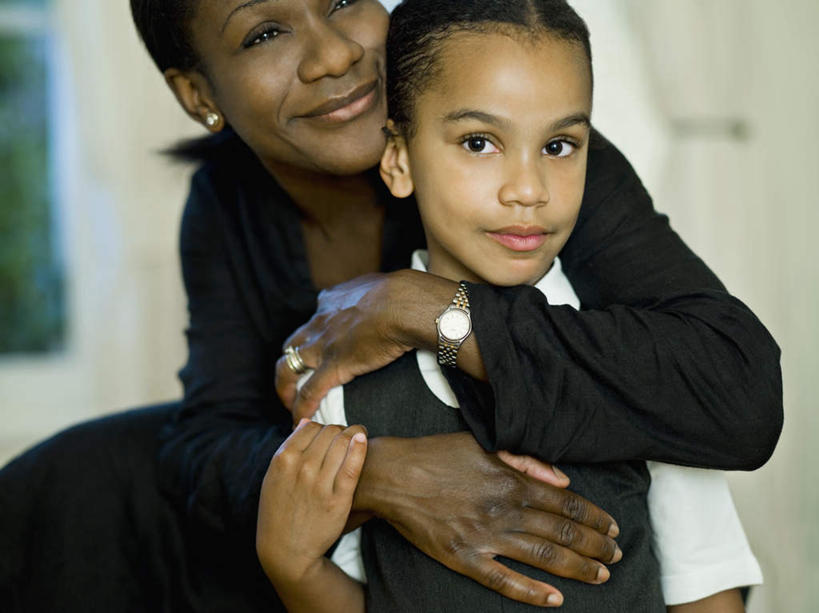 西方人,儿童,中年人,两个人,家庭,母亲,女儿,抱,笑,微笑,横图,室内,白天,正面,纯洁,窗户,窗帘,欧洲,非洲,黑人,欧洲人,服装,朦胧,模糊,装饰,注视,休闲装,玻璃窗,小孩,衣服,帘子,观察,看,休闲,温暖,温馨,母女,一家人,休闲服,遮阳,可爱,母爱,童年,童趣,服饰,抱着,观看,华丽,修饰,点缀,和睦,察看,搂着,关注,童真,烂漫,无邪,衬托,美观,雅致,雅观,天真,女孩,女人,女性,中年女性,非洲人,孩子,搂,搂抱,半身,彩图,融洽,女生