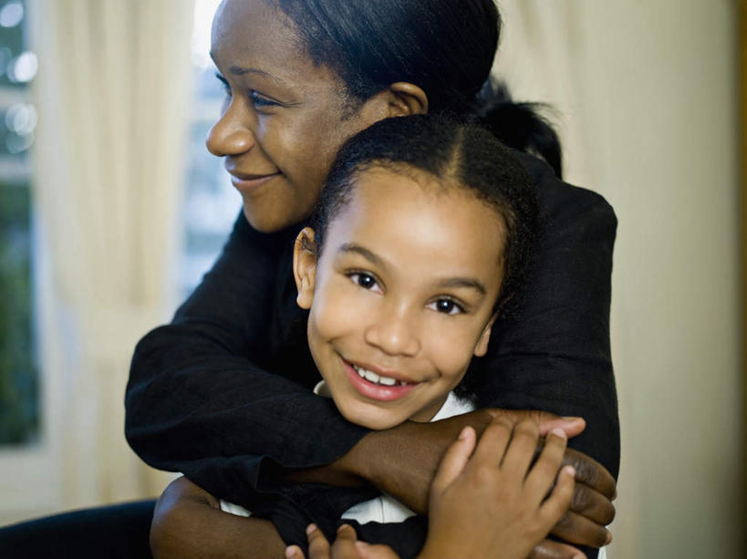 西方人,儿童,中年人,两个人,家庭,母亲,女儿,抱,笑,微笑,露齿笑,横图,室内,白天,正面,纯洁,窗户,窗帘,欧洲,非洲,黑人,欧洲人,服装,朦胧,模糊,装饰,注视,休闲装,玻璃窗,小孩,衣服,帘子,观察,看,休闲,温暖,温馨,母女,一家人,休闲服,遮阳,可爱,母爱,童年,童趣,服饰,抱着,观看,华丽,修饰,点缀,和睦,察看,搂着,关注,童真,烂漫,无邪,衬托,美观,雅致,雅观,天真,女孩,女人,女性,中年女性,非洲人,孩子,搂,搂抱,半身,彩图,融洽,女生