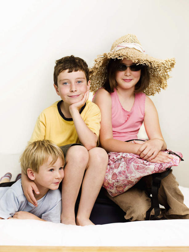 西方人,儿童,三个人,家庭,坐,躺,竖图,室内,白天,正面,纯洁,床,卧室,帽子,欧洲,欧洲人,撑,服装,草帽,拉杆箱,旅行箱,墨镜,眼镜,墙,双人床,床单,托腮,注视,休闲装,被子,墙壁,墙面,小孩,衣服,太阳镜,太阳眼镜,行李箱,箱子,观察,看,托,休闲,温暖,温馨,一家人,休闲服,遮阳镜,可爱,童年,童趣,服饰,观看,出差,和睦,察看,被单,关注,托下巴,童真,烂漫,无邪,卧着,天真,男孩,男人,男性,女孩,女人,女性,白种人,躺着,卧,坐着,半身,彩图,旅行,睡房,卧房,融洽,男生,女生