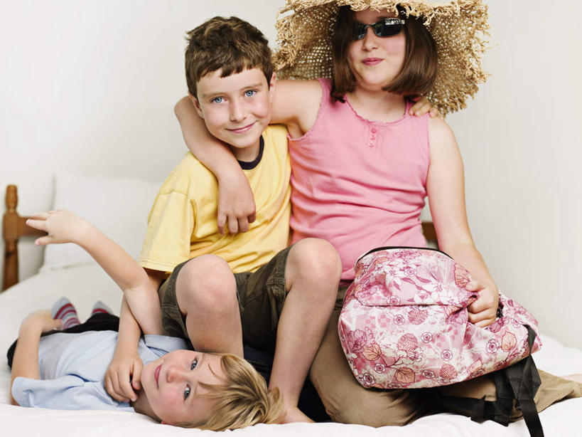 西方人,儿童,三个人,家庭,坐,躺,横图,室内,白天,正面,纯洁,床,卧室,帽子,欧洲,欧洲人,勾,服装,草帽,拉杆箱,旅行箱,墨镜,眼镜,墙,双人床,床单,注视,休闲装,被子,墙壁,墙面,小孩,衣服,太阳镜,太阳眼镜,行李箱,箱子,观察,看,休闲,温暖,温馨,一家人,休闲服,遮阳镜,可爱,童年,童趣,勾着,服饰,观看,出差,和睦,察看,被单,关注,童真,烂漫,无邪,卧着,天真,男孩,男人,男性,女孩,女人,女性,白种人,躺着,卧,坐着,半身,彩图,旅行,睡房,卧房,融洽,男生,女生