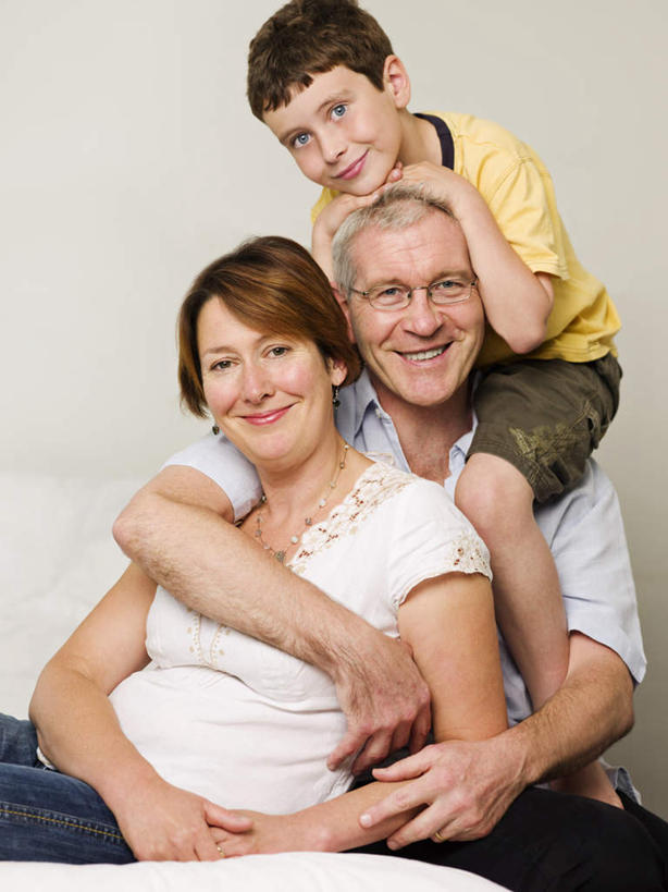 西方人,儿童,中年人,三个人,家庭,夫妻,母亲,父亲,儿子,坐,笑,微笑,露齿笑,竖图,室内,白天,正面,爱情,纯洁,床,卧室,欧洲,欧洲人,服装,墙,双人床,床单,浪漫,注视,休闲装,被子,墙壁,墙面,小孩,骑,衣服,观察,看,扛,靠,靠着,休闲,温暖,温馨,父子,母子,三口之家,一家人,休闲服,恩爱,父爱,可爱,母爱,童年,童趣,恋人,服饰,观看,和睦,察看,被单,关注,童真,烂漫,无邪,扛在肩上,骑在肩上,天真,男孩,男人,男性,女人,女性,中年男性,中年女性,白种人,孩子,夫妇,情侣,坐着,半身,彩图,睡房,卧房,伴侣,融洽,男生