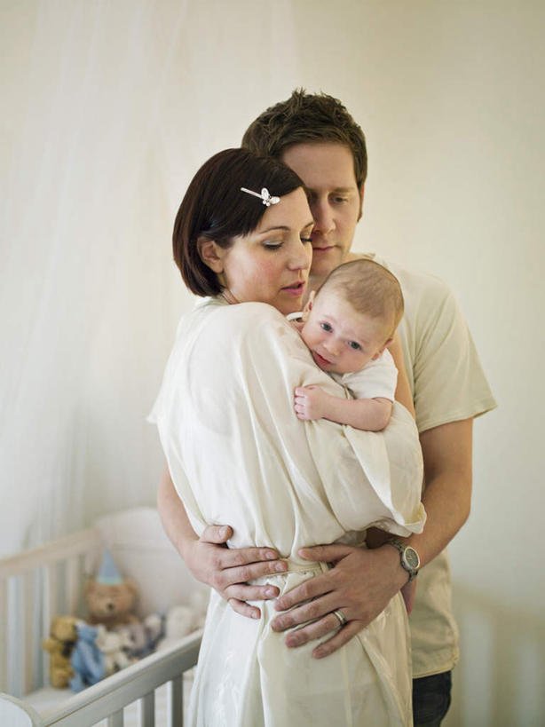 西方人,婴儿,儿童,中年人,背部,三个人,家庭,夫妻,母亲,父亲,站,抱,竖图,室内,白天,正面,浴袍,爱情,纯洁,安全,床,卧室,欧洲,欧洲人,服装,墙,浪漫,注视,休闲装,墙壁,墙面,小孩,衣服,观察,看,站着,休闲,舒服,温暖,温馨,父子,母子,三口之家,一家人,休闲服,恩爱,父爱,可爱,母爱,恋人,服饰,单人床,活泼,婴儿用品,抱着,观看,婴儿床,保护,和睦,察看,舒适,搂着,关注,宝宝,纯真,烂漫,无邪,伶俐,天真,男人,男性,女人,女性,中年男性,中年女性,白种人,孩子,夫妇,情侣,搂,搂抱,站立,半身,彩图,汤帷子,浴衣,睡房,卧房,伴侣,融洽