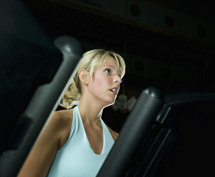 西方人,一个人,健身房,跑,横图,室内,白天,仰视,运动服,锻炼,运动,欧洲,欧洲人,仅一个年轻女性,仅一个女性,仅一个人,服装,注视,运动器械,衣服,观察,看,健身器械,服饰,观看,察看,衣着,穿着,关注,健身器材,衣饰,体育,年轻女性,女人,女性,白种人,跑步,半身,彩图,低角度拍摄,健身,健身馆,运动器材,跑步机,运动装