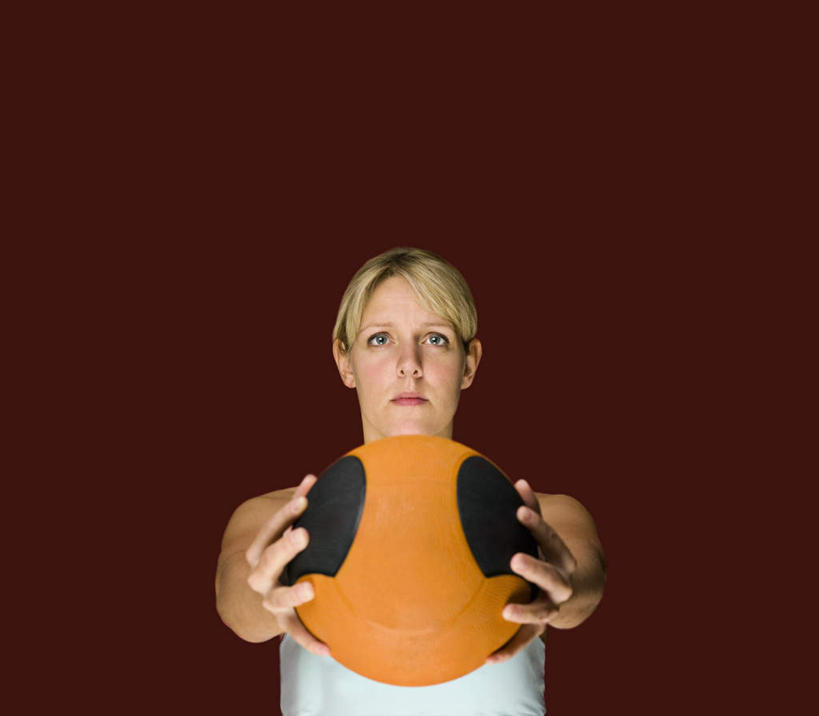 西方人,一个人,站,横图,室内,白天,正面,运动服,锻炼,运动,篮球,欧洲,欧洲人,仅一个年轻女性,仅一个女性,仅一个人,握,红色背景,服装,篮球装备,拿,拿着,注视,娱乐,运动器械,衣服,观察,看,站着,享受,休闲,健身器械,放松,握着,摄影,服饰,影棚,观看,察看,衣着,穿着,关注,健身器材,篮球运动,室内运动,衣饰,年轻女性,女人,女性,白种人,站立,半身,彩图,影棚拍摄,健身,拍摄,运动器材,运动装