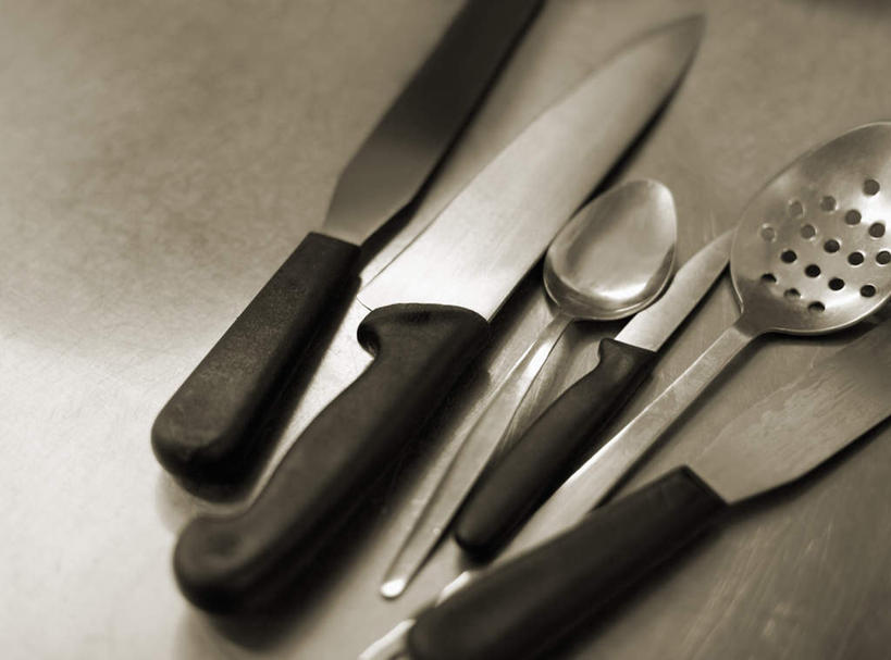 无人,横图,俯视,室内,特写,白天,厨房,桌面,桌子,静物,金属制品,金属,工具,勺子,刀具,调羹,汤匙,刀,菜刀,切菜刀,彩图,高角度拍摄,灶间,厨房料理台,料理台