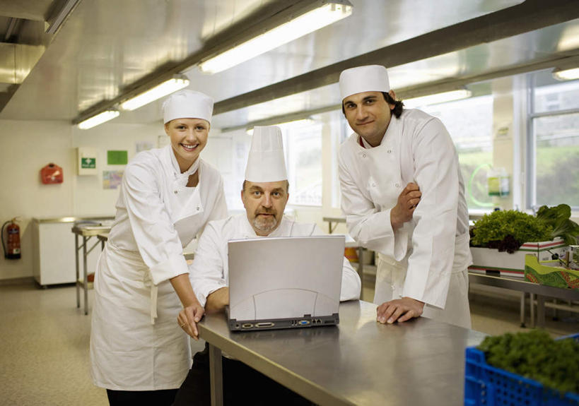 西方人,三个人,伙伴,朋友,厨师,坐,横图,室内,白天,正面,工作服,制服,友谊,合作,团队,电脑,笔记本电脑,厨房,窗户,桌面,桌子,帽子,照明,欧洲,欧洲人,敲打,指,阴影,光线,网络,影子,灯光,注视,方向,输入,通讯设备,顶灯,玻璃窗,灯,灯具,打字,观察,看,手势,战略,观看,点击,敲击,照亮,察看,无线,指向,食指,照明设备,关注,通信设备,无线网络,厨师帽,无线上网,便携式电脑,联合,合谋,工作制服,配合,协作,按键,手提电脑,男人,男性,年轻男性,年轻女性,女人,女性,中年男性,白种人,厨师长,厨子,大厨,主厨,坐着,半身,彩图,工作套服,灶间,厨房料理台,料理台