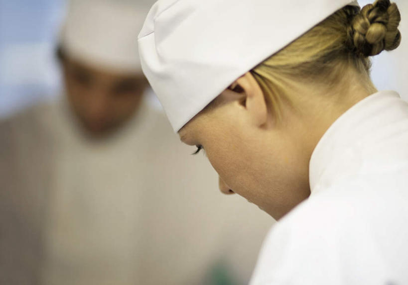 西方人,脸,头,脸颊,两个人,伙伴,朋友,厨师,站,横图,室内,特写,白天,正面,工作服,制服,友谊,合作,团队,厨房,帽子,欧洲,欧洲人,朦胧,模糊,注视,肩膀,观察,看,站着,战略,观看,察看,关注,厨师帽,联合,合谋,工作制服,配合,协作,男人,男性,年轻男性,年轻女性,女人,女性,白种人,头部,脸部,脸蛋,面部,厨师长,厨子,大厨,主厨,站立,半身,彩图,工作套服,灶间