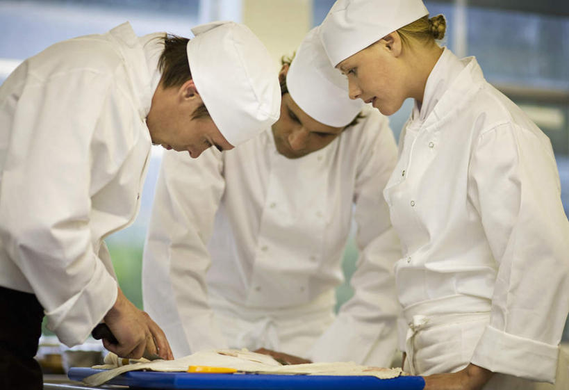 生鱼片,西方人,三个人,伙伴,朋友,厨师,站,横图,室内,白天,正面,工作服,制服,友谊,合作,团队,厨房,桌面,桌子,帽子,欧洲,欧洲人,弯腰,握,朦胧,模糊,肉,鱼肉,鱼片,拿,拿着,注视,肉类,观察,看,站着,战略,握着,观看,察看,关注,厨师帽,肉食,弯身,联合,合谋,沙西米,工作制服,配合,协作,男人,男性,年轻男性,年轻女性,女人,女性,白种人,厨师长,厨子,大厨,主厨,站立,半身,彩图,工作套服,灶间,厨房料理台,刺身,料理台