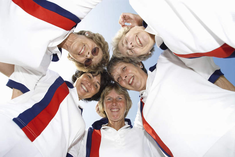 西方人,伙伴,朋友,站,抱,笑,微笑,露齿笑,横图,室外,白天,仰视,运动服,友谊,欧洲,欧洲人,弯腰,服装,许多人,注视,衣服,蓝色,蓝天,天空,天,观察,看,站着,一群人,服饰,晴朗,抱着,观看,察看,搂着,衣着,穿着,关注,万里无云,弯身,衣饰,友情,老年女性,女人,女性,白种人,晴空,晴空万里,搂,搂抱,站立,半身,彩图,低角度拍摄,运动装