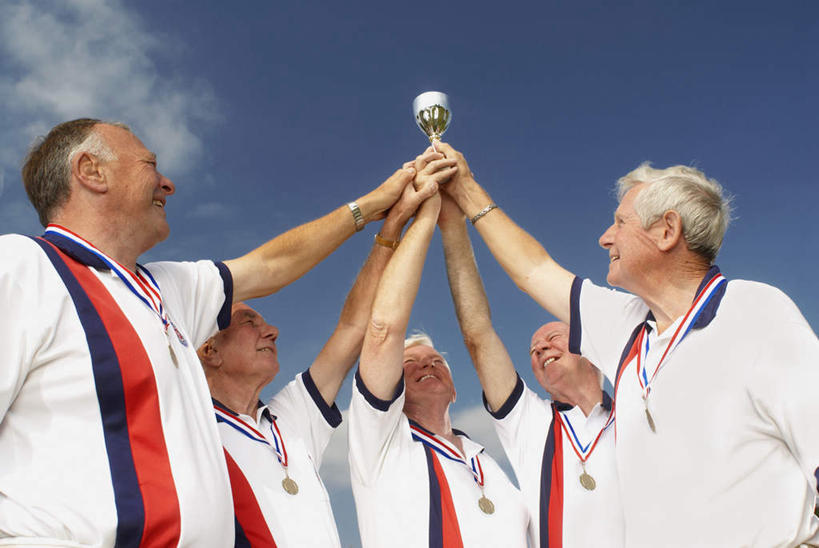 西方人,伙伴,朋友,站,举,横图,室外,白天,仰视,运动服,友谊,成功,胜利,欧洲,欧洲人,五个人,握,服装,云,云朵,许多人,拿,云彩,拿着,注视,衣服,蓝色,白云,蓝天,天空,天,观察,看,托,站着,一群人,光彩,握着,服饰,晴朗,观看,察看,衣着,穿着,关注,奖牌,荣誉,奖品,荣耀,衣饰,光荣,友情,老年男性,男人,男性,白种人,晴空,举起,举手,举着,向上举,向上伸,向上托,站立,半身,彩图,低角度拍摄,奖杯,运动装