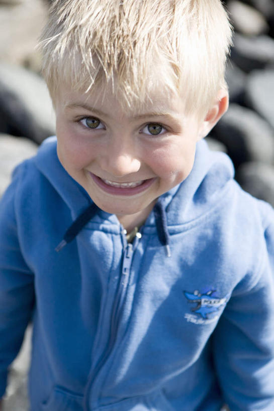 西方人,儿童,一个人,笑,微笑,露齿笑,竖图,俯视,室外,白天,纯洁,石头,欧洲,欧洲人,仅一个男性,仅一个人,阴影,服装,朦胧,模糊,光线,石子,影子,注视,休闲装,小孩,衣服,阳光,观察,看,仅一个小孩,休闲,休闲服,可爱,童年,童趣,服饰,观看,察看,关注,童真,烂漫,无邪,天真,男孩,男人,男性,白种人,孩子,石块,岩石,半身,彩图,高角度拍摄,男生