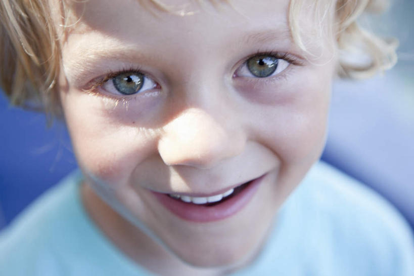 西方人,儿童,脸,头,脸颊,一个人,笑,微笑,露齿笑,横图,俯视,室外,特写,白天,纯洁,欧洲,欧洲人,仅一个男性,仅一个人,服装,朦胧,模糊,注视,休闲装,肩膀,小孩,衣服,观察,看,仅一个小孩,休闲,休闲服,可爱,童年,童趣,服饰,观看,察看,关注,童真,烂漫,无邪,天真,男孩,男人,男性,白种人,孩子,头部,脸部,脸蛋,面部,半身,彩图,高角度拍摄,男生