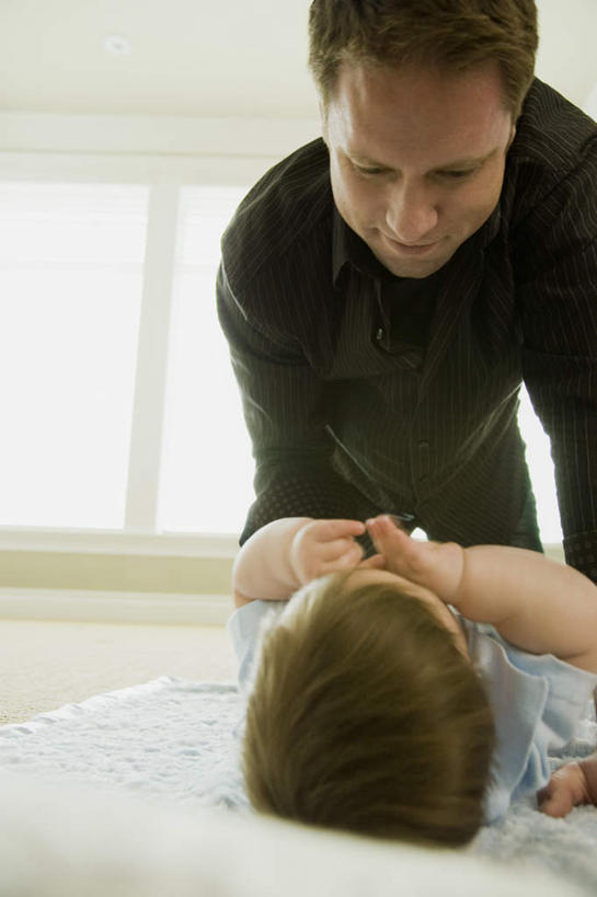 西方人,婴儿,儿童,中年人,两个人,家庭,父亲,站,躺,举,竖图,室内,白天,正面,纯洁,窗户,床,卧室,欧洲,欧洲人,弯腰,服装,墙,双人床,床单,注视,休闲装,被子,玻璃窗,墙壁,墙面,小孩,衣服,低头,观察,看,托,站着,休闲,温暖,温馨,一家人,休闲服,父爱,可爱,童年,童趣,遮,遮掩,服饰,活泼,观看,和睦,察看,掩盖,被单,遮挡,关注,宝宝,童真,纯真,烂漫,无邪,遮盖,弯身,掩饰,垂头,卧着,伶俐,天真,男人,男性,中年男性,白种人,孩子,举起,举手,举着,躺着,卧,向上举,向上伸,向上托,站立,半身,彩图,睡房,卧房,融洽