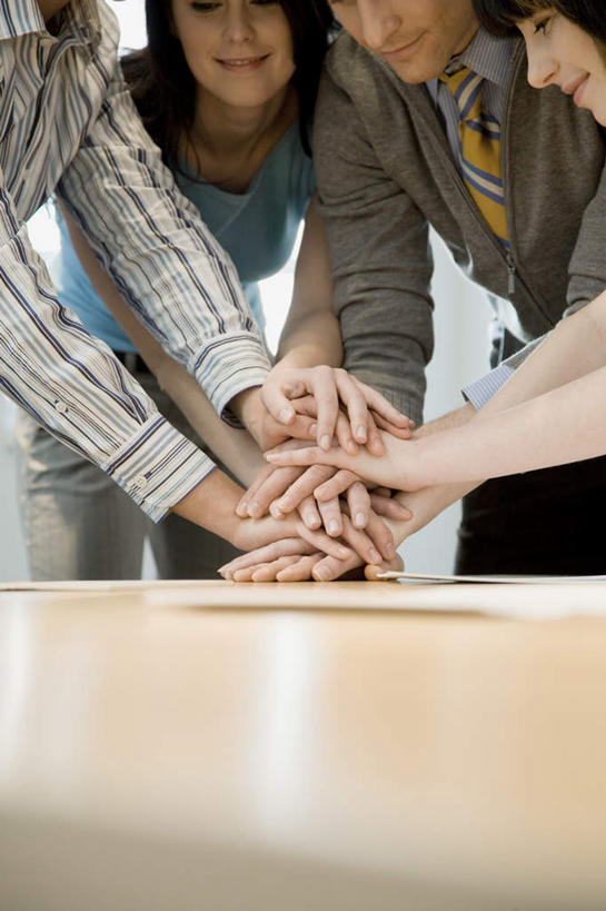 东方人,西方人,四个人,同事,商务人士,商务男性,商务女性,办公室,站,竖图,室内,白天,仰视,衬衫,成功,合作,团队,集体,信心,窗户,家具,桌子,椅子,欧洲,欧洲人,亚洲,弯腰,套装,材料,档案,文件,办公桌,墙,注视,黄种人,队伍,玻璃窗,墙壁,墙面,会议椅,资料,观察,看,站着,搭,观看,办公椅,察看,领导,成就,搭着,关注,文档,商务装,合伙,领袖,工薪阶层,办公家具,弯身,商务椅,培训椅,男人,男性,年轻男性,年轻女性,女人,女性,中年男性,中年女性,白种人,亚洲人,白领,上班族,站立,半身,彩图,低角度拍摄,衬衣