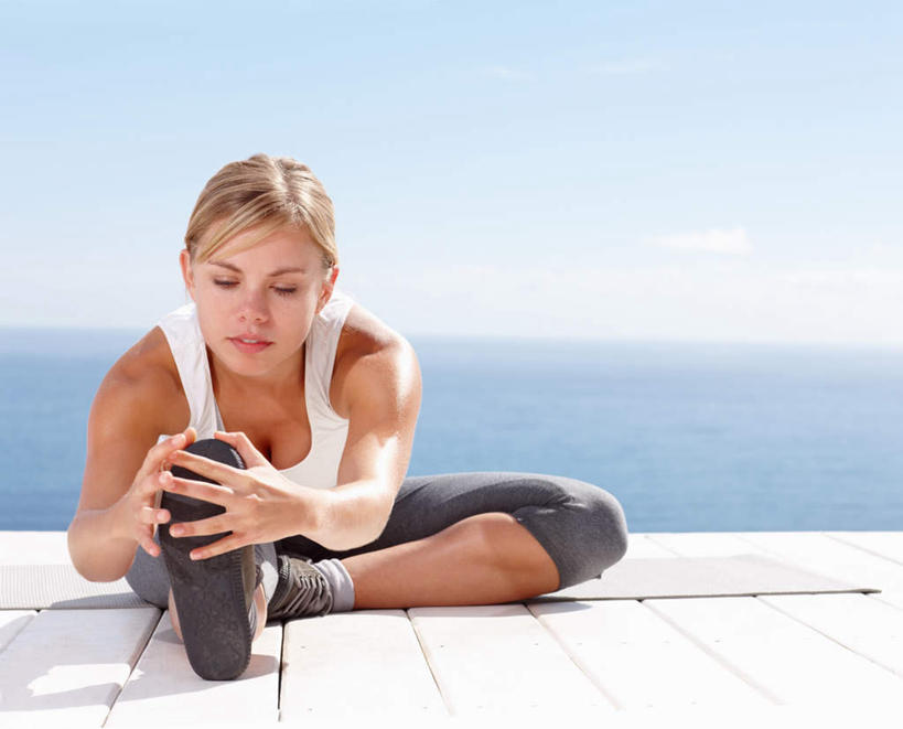 西方人,一个人,坐,笑,微笑,横图,室外,白天,正面,海浪,海洋,地板,欧洲,欧洲人,仅一个年轻女性,仅一个女性,仅一个人,弯腰,握,阴影,服装,光线,背心,影子,浪花,水平线,云,云朵,辽阔,地面,海平线,拿,云彩,拿着,注视,木地板,衣服,蓝色,白色,白云,蓝天,天空,阳光,海水,天,观察,看,广阔,握着,服饰,晴朗,观看,一望无际,察看,衣着,穿着,关注,海景,弯身,衣饰,无边无际,一马平川,年轻女性,女人,女性,白种人,大海,风浪,海,海水的波动,近岸浪,涌浪,晴空,坐着,彩图,全身,水天相接,水天一线