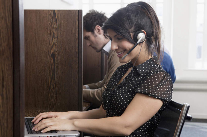 西方人,两个人,同事,商务人士,商务男性,商务女性,办公室,坐,笑,微笑,露齿笑,横图,室内,白天,侧面,衬衫,通讯,成功,合作,团队,集体,信心,电脑,笔记本电脑,窗户,家具,桌子,椅子,欧洲,欧洲人,敲打,套装,服装,网络,信息,办公桌,墙,注视,休闲装,输入,通讯设备,队伍,玻璃窗,墙壁,墙面,衣服,耳机,耳麦,话筒,会议椅,打字,观察,看,休闲,休闲服,通信,服饰,观看,点击,协调,敲击,办公椅,察看,无线,麦克风,领导,成就,关注,扩音器,通信设备,商务装,无线网络,合伙,领袖,蓝牙,蓝牙耳机,传声器,无线上网,便携式电脑,工薪阶层,办公家具,商务椅,培训椅,微音器,按键,手提电脑,男人,男性,女人,女性,中年男性,中年女性,白种人,白领,上班族,坐着,半身,彩图,衬衣