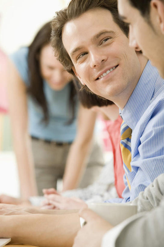 西方人,三个人,同事,商务人士,商务男性,商务女性,办公室,站,坐,笑,微笑,露齿笑,竖图,室内,白天,正面,衬衫,成功,合作,团队,集体,信心,家具,桌子,椅子,欧洲,欧洲人,弯腰,套装,朦胧,模糊,材料,档案,文件,办公桌,墙,扭头,注视,队伍,墙壁,墙面,会议椅,资料,观察,看,站着,转头,搭,观看,办公椅,察看,领导,成就,搭着,关注,文档,商务装,合伙,领袖,工薪阶层,办公家具,弯身,商务椅,培训椅,男人,男性,年轻女性,女人,女性,中年男性,白种人,白领,上班族,站立,坐着,半身,彩图,衬衣