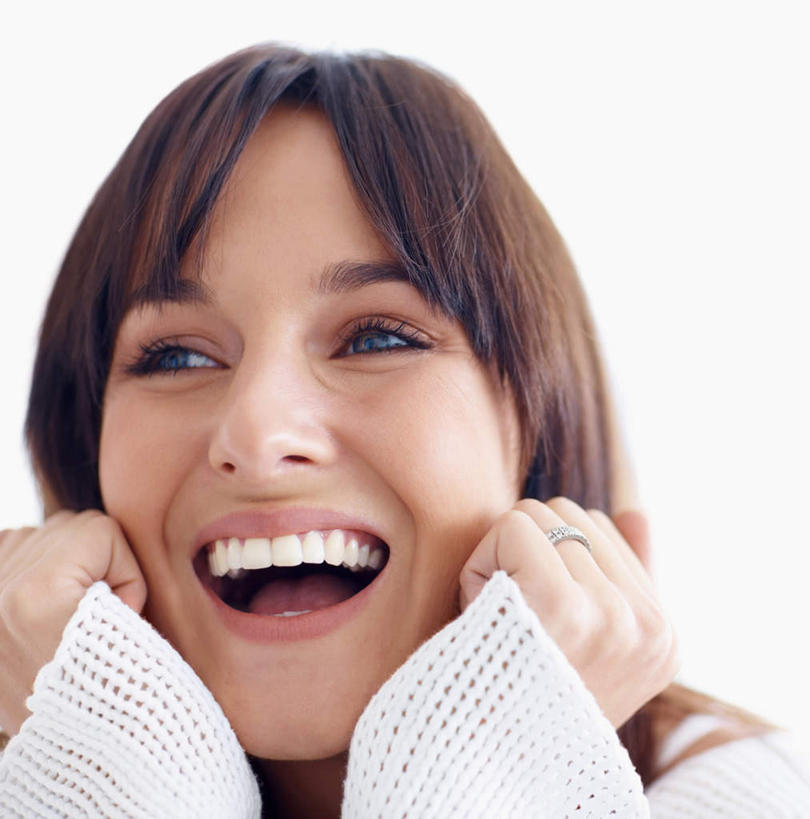 西方人,脸,头,脸颊,手,头发,一个人,笑,微笑,露齿笑,竖图,室内,特写,白天,白色背景,正面,欧洲,欧洲人,双手,仅一个女性,仅一个人,撑,服装,棕色,托腮,注视,休闲装,肩膀,衣服,观察,看,托,仅一个中年女性,休闲,手部,休闲服,摄影,服饰,影棚,观看,察看,关注,托下巴,女人,女性,中年女性,白种人,头部,长发,直发,脸部,脸蛋,面部,半身,彩图,影棚拍摄,拍摄