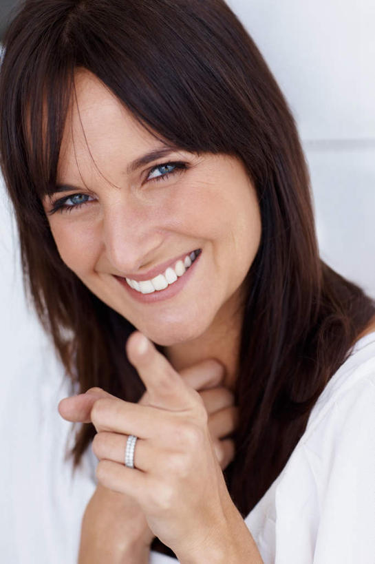 西方人,脸,头,脸颊,手,头发,一个人,笑,微笑,露齿笑,竖图,室内,特写,白天,正面,爱情,欧洲,欧洲人,双手,仅一个女性,仅一个人,指,服装,朦胧,模糊,棕色,浪漫,注视,休闲装,方向,肩膀,装饰品,一个,衣服,戒指,饰品,首饰,观察,看,手势,仅一个中年女性,休闲,手部,休闲服,恩爱,搭,服饰,单个,观看,信物,察看,指向,权利,食指,搭着,关注,手饰,女人,女性,中年女性,白种人,头部,长发,直发,脸部,脸蛋,面部,半身,彩图