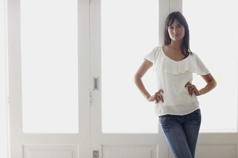 西方人,一个人,站,笑,微笑,横图,室内,白天,正面,窗户,门,欧洲,欧洲人,仅一个女性,仅一个人,服装,裤子,朦胧,模糊,注视,牛仔裤,休闲装,手叉腰,玻璃窗,衣服,白色,门框,叉腰,观察,看,靠,靠着,站着,仅一个中年女性,休闲,休闲服,服饰,观看,察看,双手叉腰,关注,女人,女性,中年女性,白种人,站立,半身,彩图