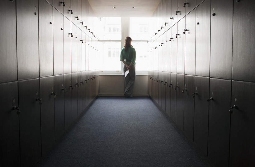 西方人,一个人,商务人士,商务女性,站,横图,室内,白天,窗户,柜子,落地窗,欧洲,欧洲人,仅一个女性,仅一个人,一排,许多,套装,朦胧,模糊,整齐,很多,背光,玻璃窗,排列,背面,衣橱,站着,仅一个中年女性,队列,商务装,逆光,工薪阶层,背手,更衣橱,女人,女性,中年女性,白种人,白领,上班族,站立,彩图,全身